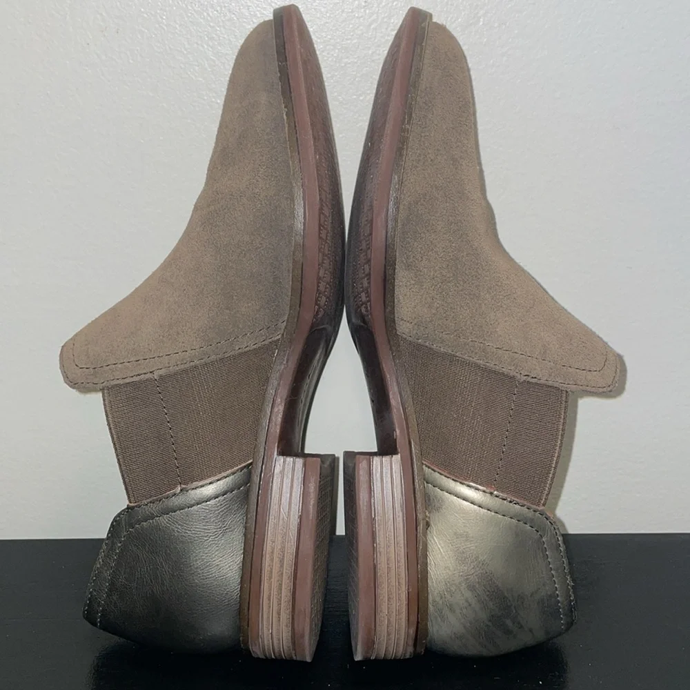 Clarks Women's Camzin Step Loafer.‎ Dark Olive & Tan Combination.  Size 7